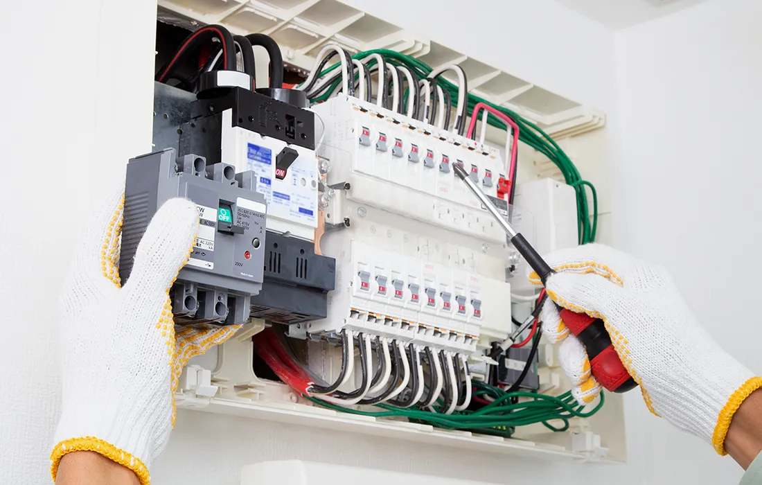 電気工事設計・施工の作業風景